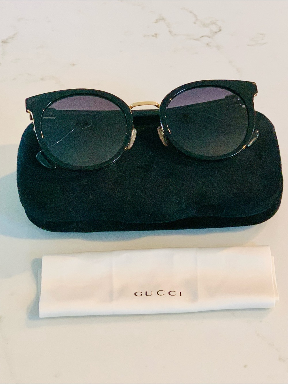 Gucci Women's Black Round Cat-Eye Sunglasses GG1181SK Gold Bridge Case Cloth